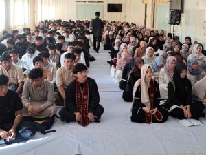 Suasana khidmat terasa kental di lingkungan sekolah selama pelaksanaan kegiatan.