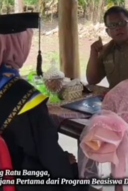 SETELAH CETAK SATU SARJANA, TIYUH GEDUNG RATU SIAPKAN BEASISWA UNTUK DUA WARGA LAGI DI 2026