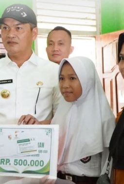 BUPATI TUBABA SERAHKAN BEASISWA AKADEMIK TA 2025 KEPADA SISWA BERPRESTASI KURANG MAMPU